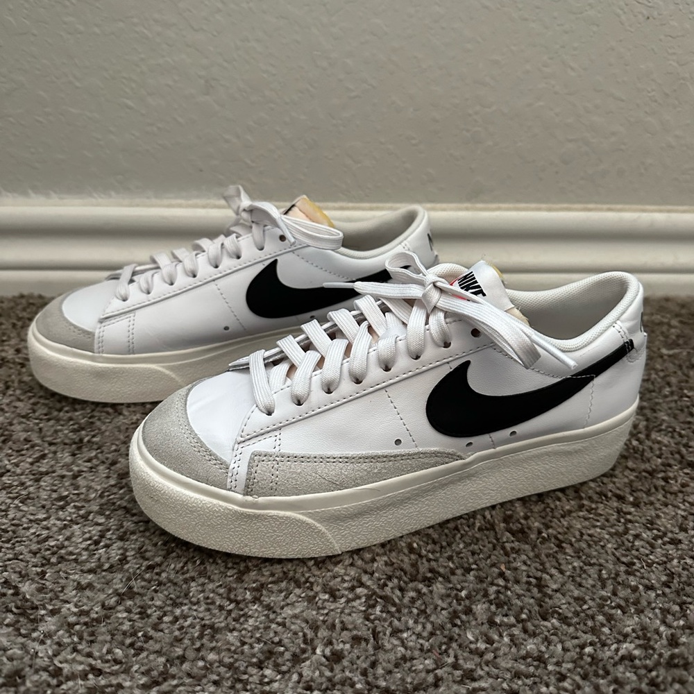 WOMENS NIKES BLAZER LOW PLATFORM SNEAKERS SIZE 6